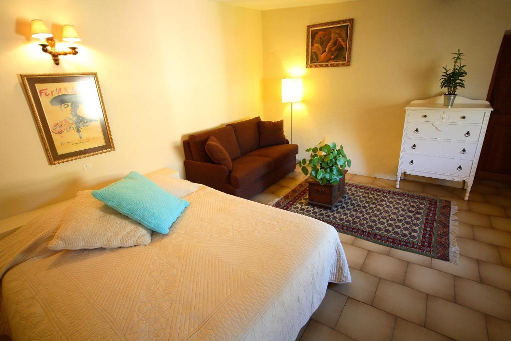 Belle De Nuit Bed & Breakfast Oppède Oda fotoğraf