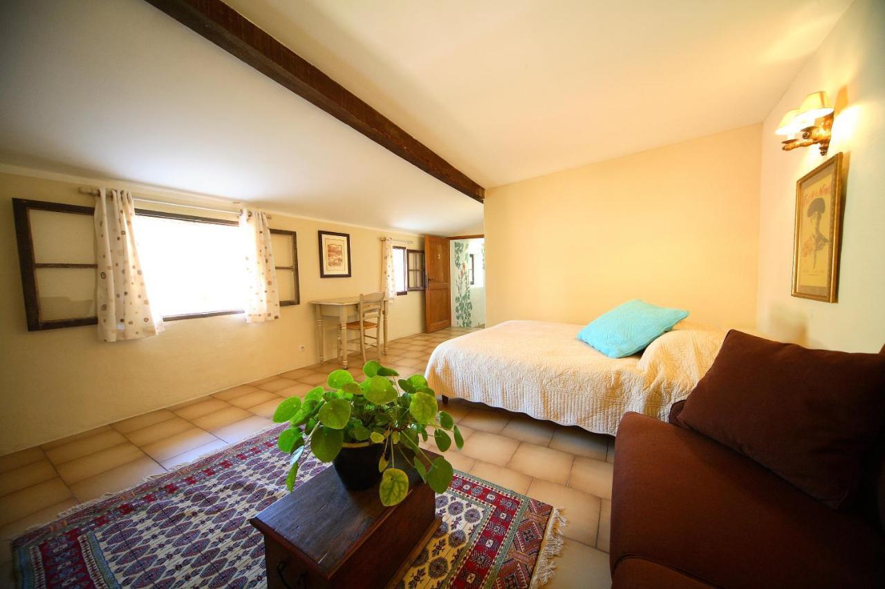 Belle De Nuit Bed & Breakfast Oppède Oda fotoğraf
